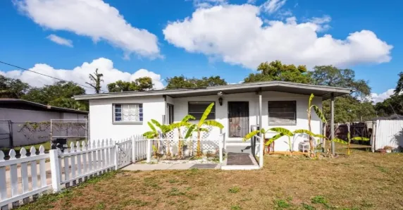 Diamond Home Buyers purchase in Tampa: white house with a palm tree